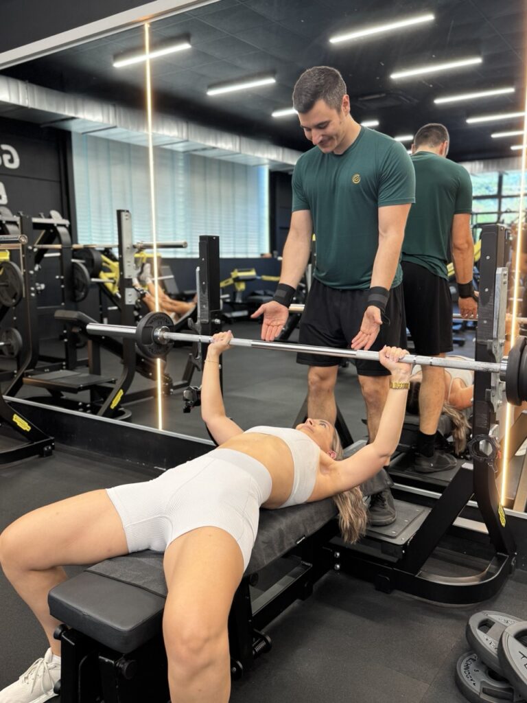 Betreutes Bankdrücken mit Langhantel, Hilfestellung beim Personal Training
