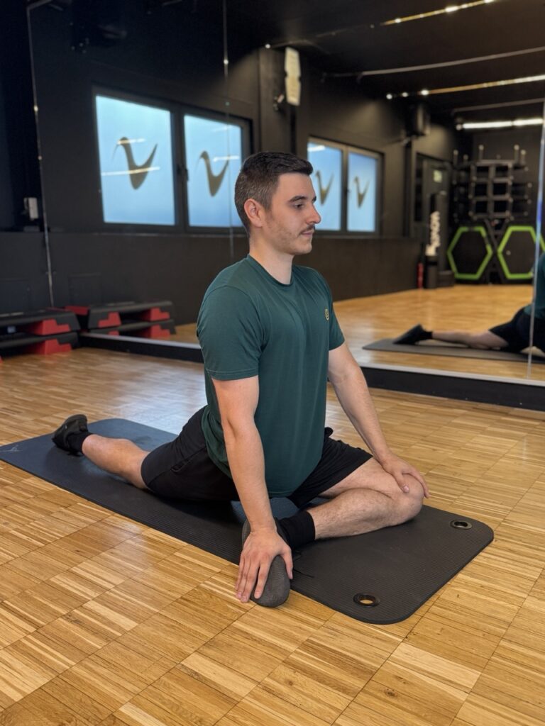 Mobilitätsübung auf der Trainingsmatte, Teil des individuellen Trainingsplans