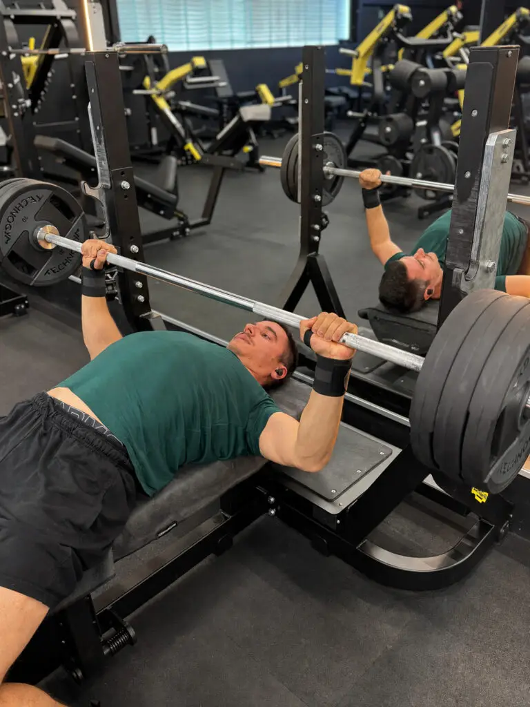 Bankdrücken mit Langhantel und Sicherheitsstellung beim Personal Training in Pforzheim